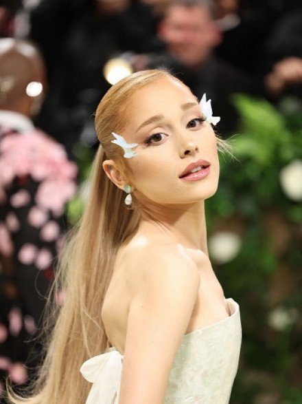 Ariana Grande abbraccia la filler sobriety la nuova tendenza pro-naturalezza